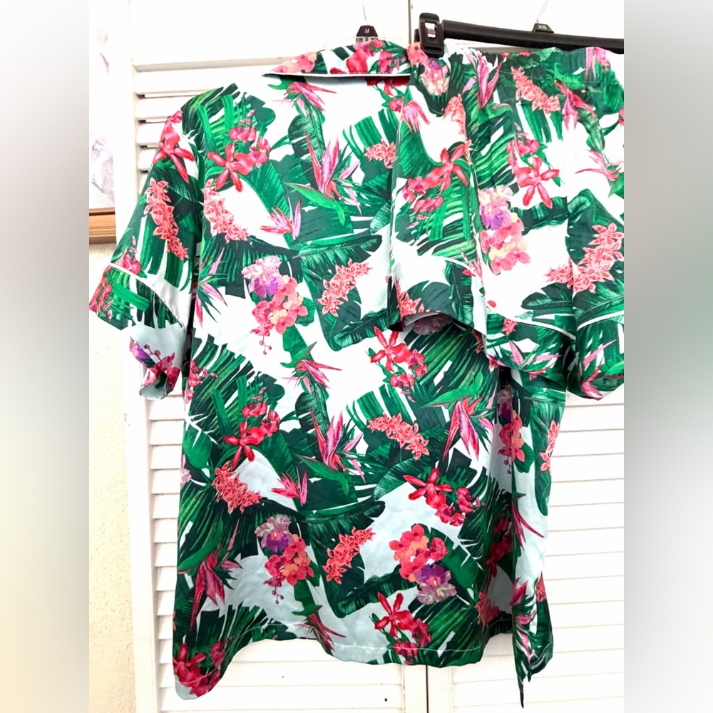 VICTORIA’S SECRET Tropical Floral Satin set shorts and button shirt with pocket - Picture 13 of 15